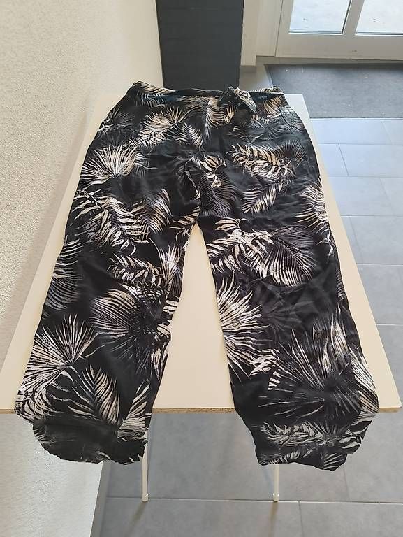 Pantalons: 2x Stoffhose mit Muster Gr. 36 – D'occasion à Nänikon par Manta87 3