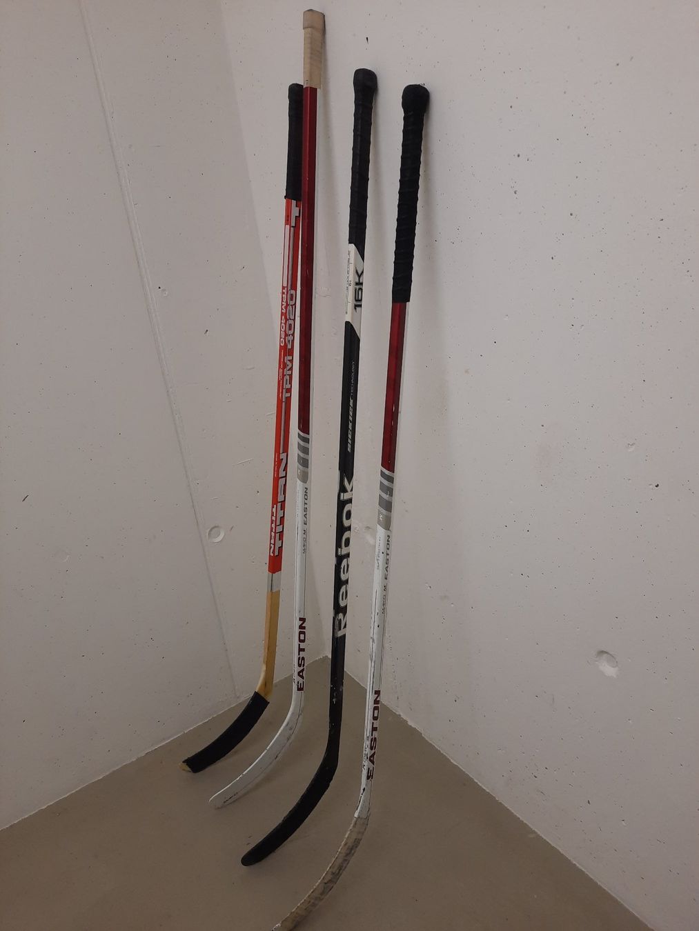 Schutz & Schoner: Eishockey Ausrüstung – Gebraucht aus Sissach von  9