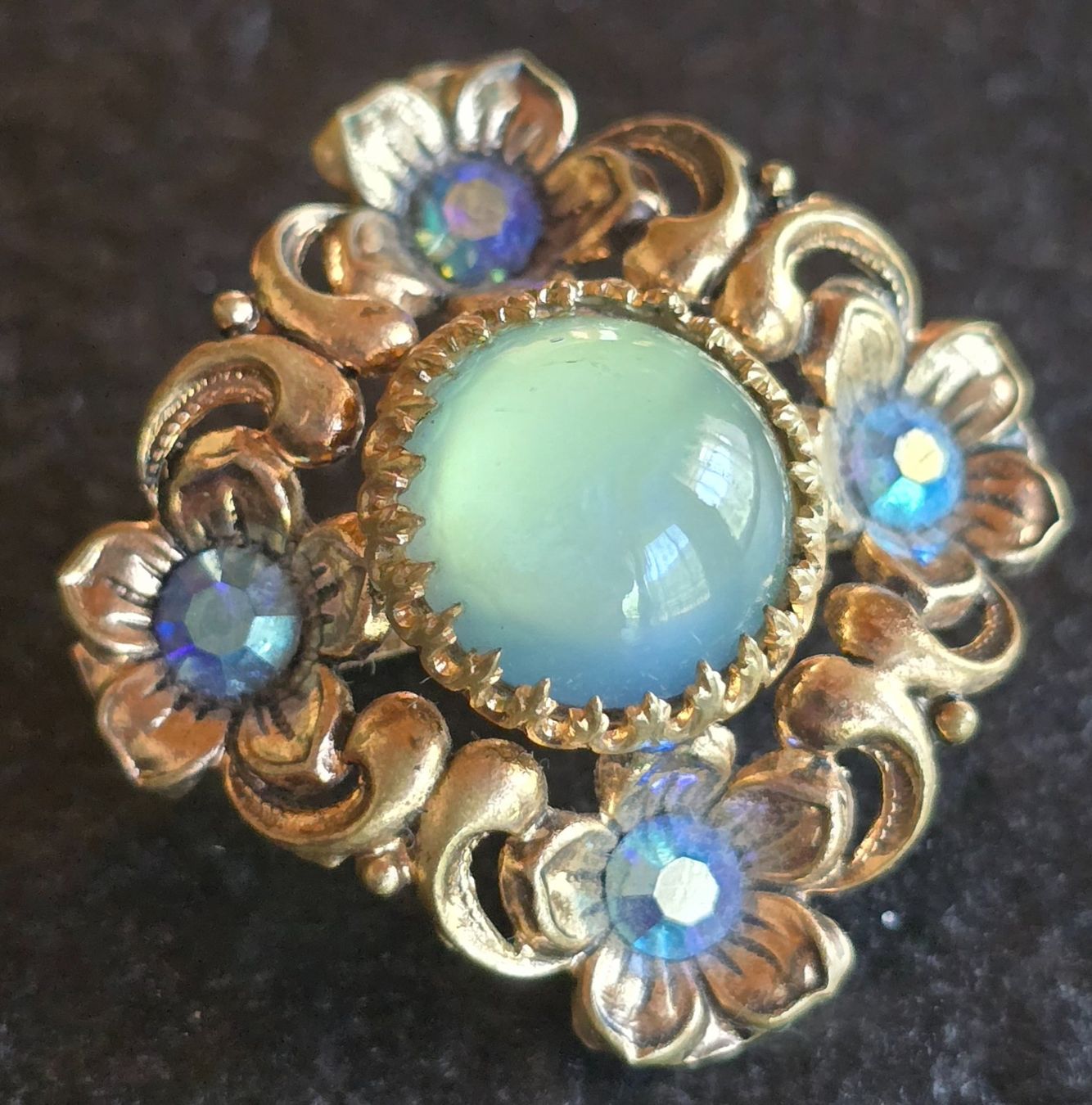 Broches & Aiguilles: Brosche Blumenmuster mit Steinen Goldfarben antik – D'occasion à Duebendorf par Dguguseli
