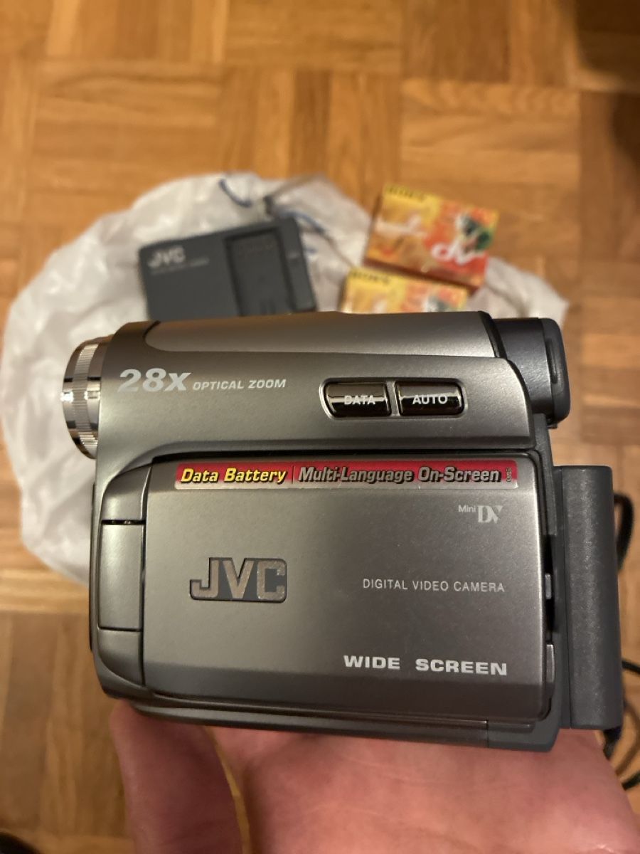JVC Videocamere: Caméscope JVC GR-D726E Mini DV 28x Zoom optique avec accesso – Nuovo e nell'imballaggio originale da Semsales venduto da eme_gf9j 2