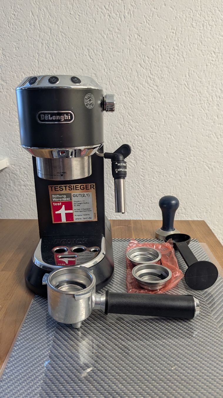 De'Longhi Machines à café & Machines à expresso: DeLonghi Dedica  EC685.BK Espressomaschine – D'occasion à Neuhausen par Abcd_1