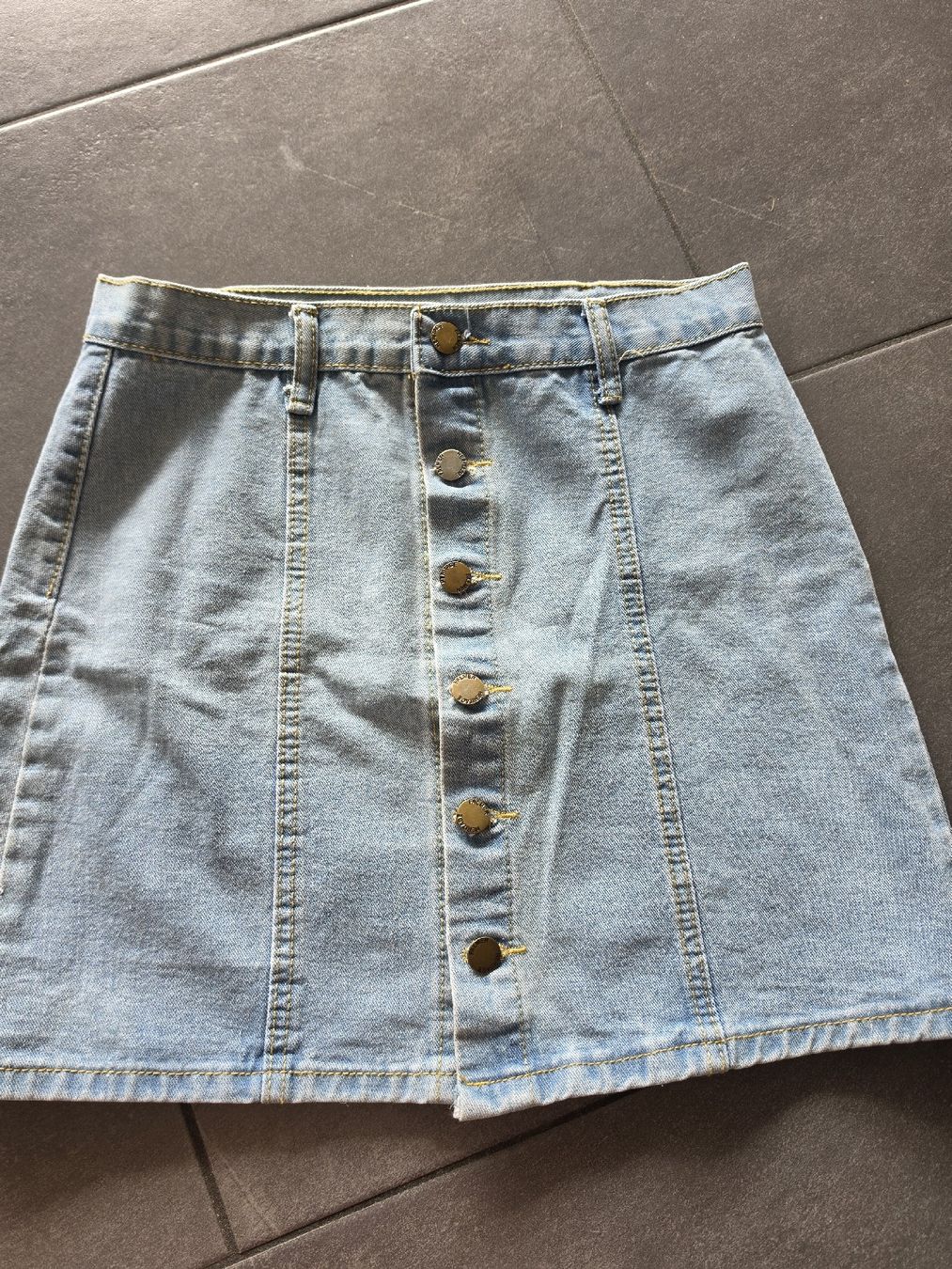 Gonne: Jeansrock hellblau geknöpft – Usato da Luzern venduto da oli_6x2r