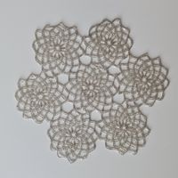 Handgemachte Tischdekoration mit mini Perlen