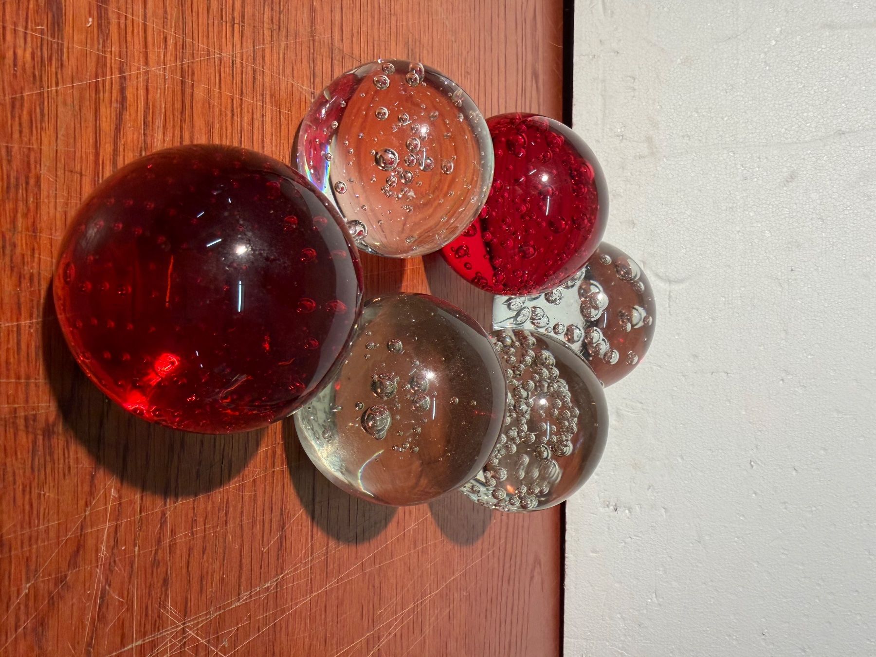 Bicchieri: Glass Paperweights 6 Pieces Red Clear Bubbles Collection – Usato da Lausanne venduto da artnouveau05 1