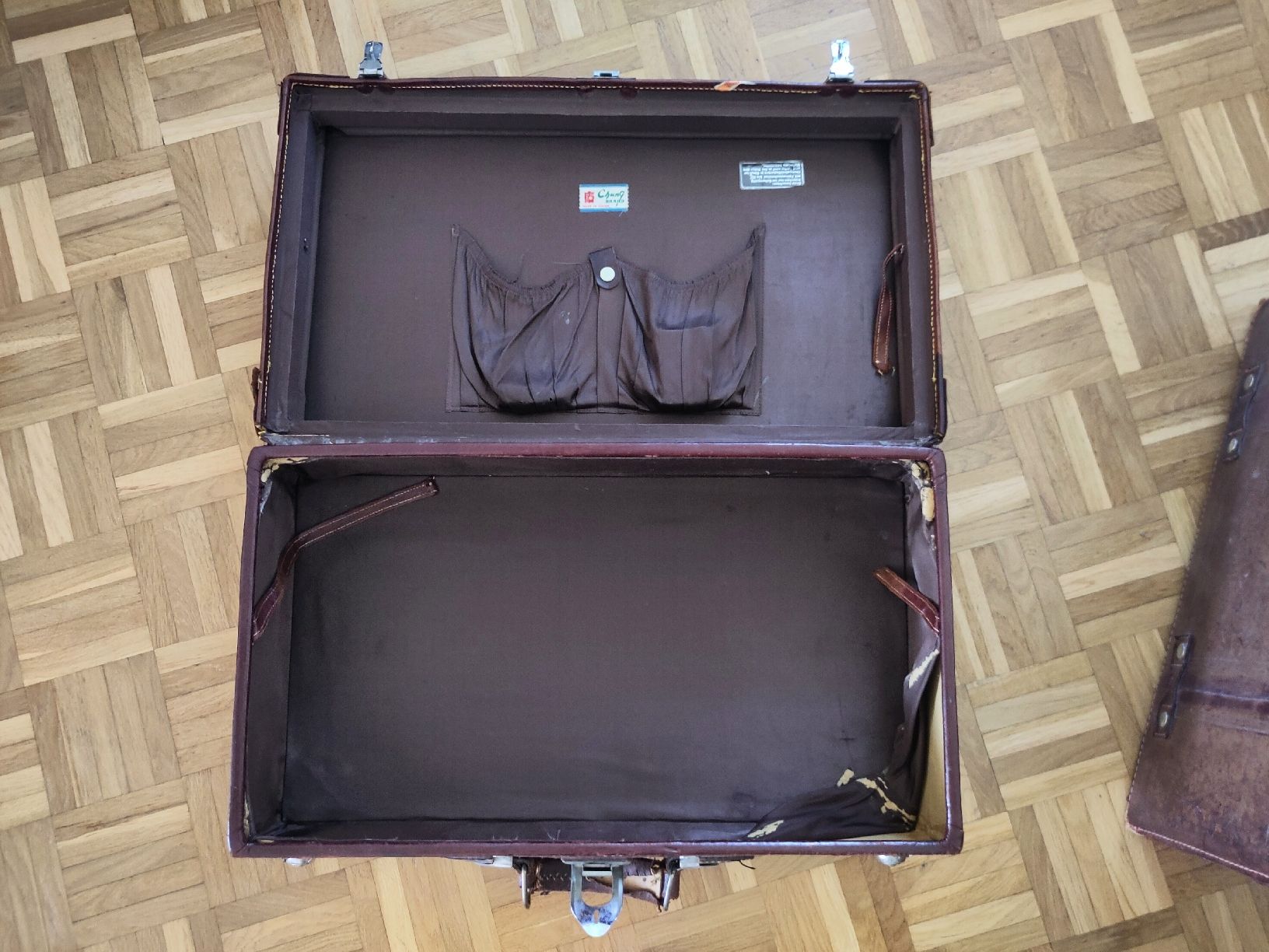 Tutte le decorazioni: Zwei Reisekoffer (Deco) – Difettoso da Zürich venduto da Romanschmitz 4