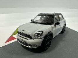 Mini Cooper S 1:43, hellgrau-schwarz, SCHUCO