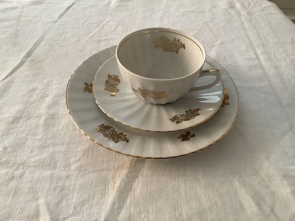Tasse ancienne en porcelaine bavaria dorée sur pied