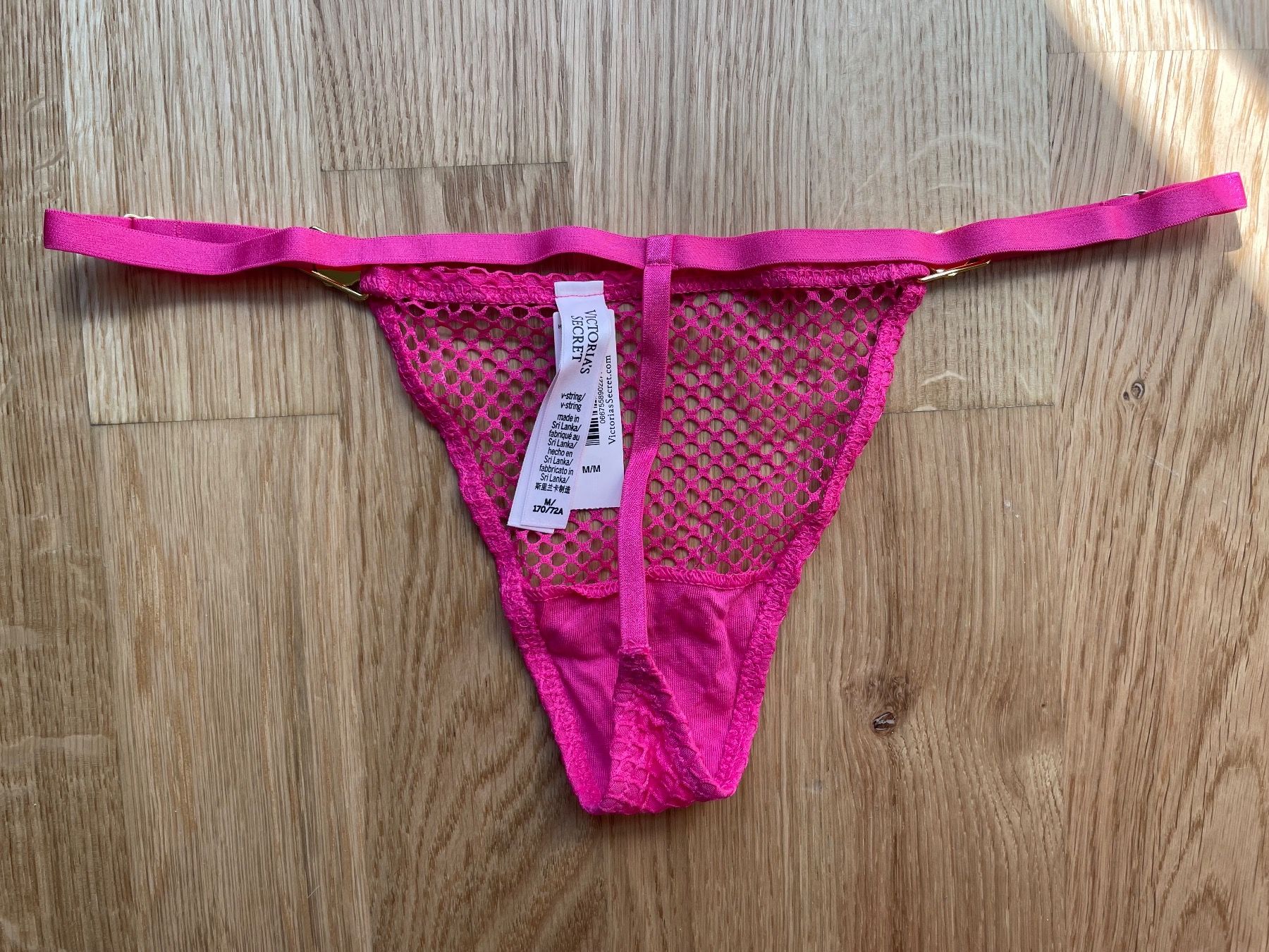 Victoria's Secret Altra biancheria intima: Victoria’s Secret Adjustable V-String Fishnet Thong M NEW – Nuovo e nell'imballaggio originale da Dübendorf venduto da VSAngel 2