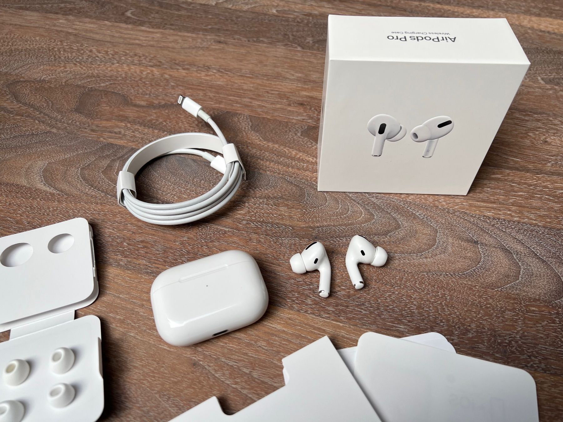Apple Headsets: APPLE AirPods Pro 1st Gen Wireless Charging Case / Air Pods – Gebraucht aus Worb von  1