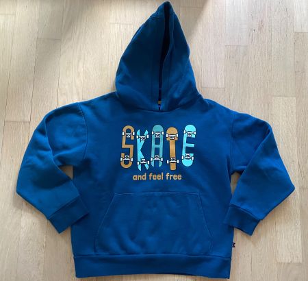OKAÏDI Pull à capuche bleu paon imprimé skates 140