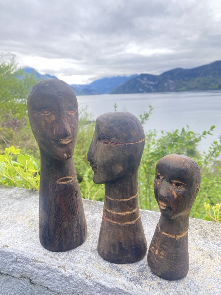 Statuette: 3 Holzfiguren, geschnitzt, Afrika – Usato da Weggis venduto da Massahans 2