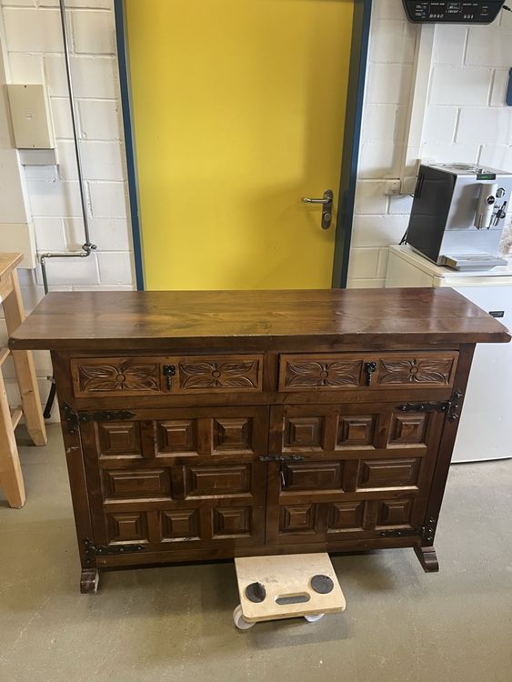 Rustikaler Holzschrank/Sideboard mit Schnitzereien 1