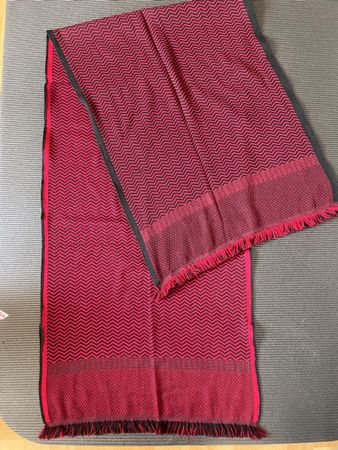 Foulard en laine et soie rouge noir chevron 180cm