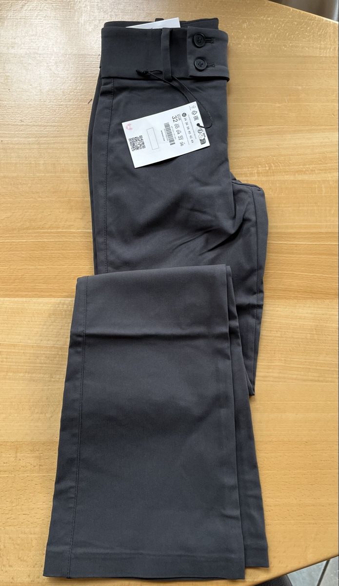 Bershka Pantaloni: pantalon Bershka T.32  chic – Nuovo e nell'imballaggio originale da Muraz-Collombey venduto da Cabre01