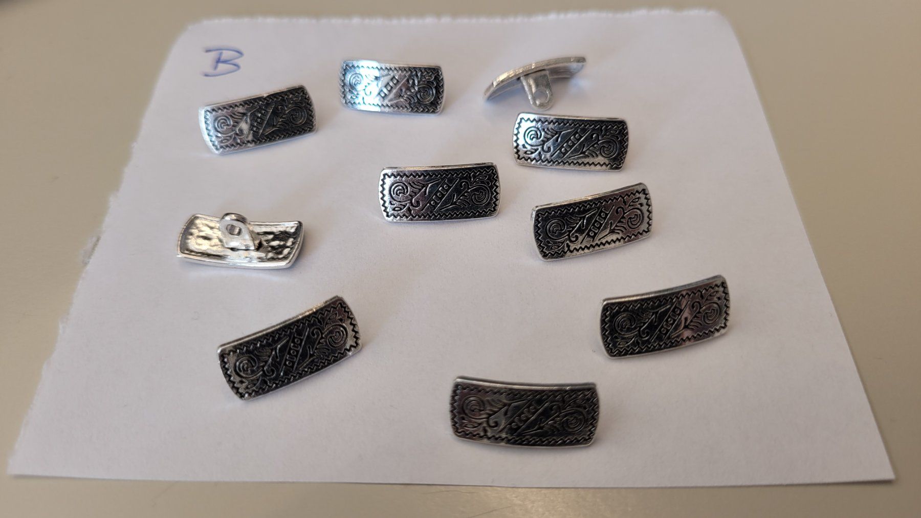 Bottoni: 10 boutons rectangles – Nuovo e nell'imballaggio originale da Saxon venduto da Sebdem
