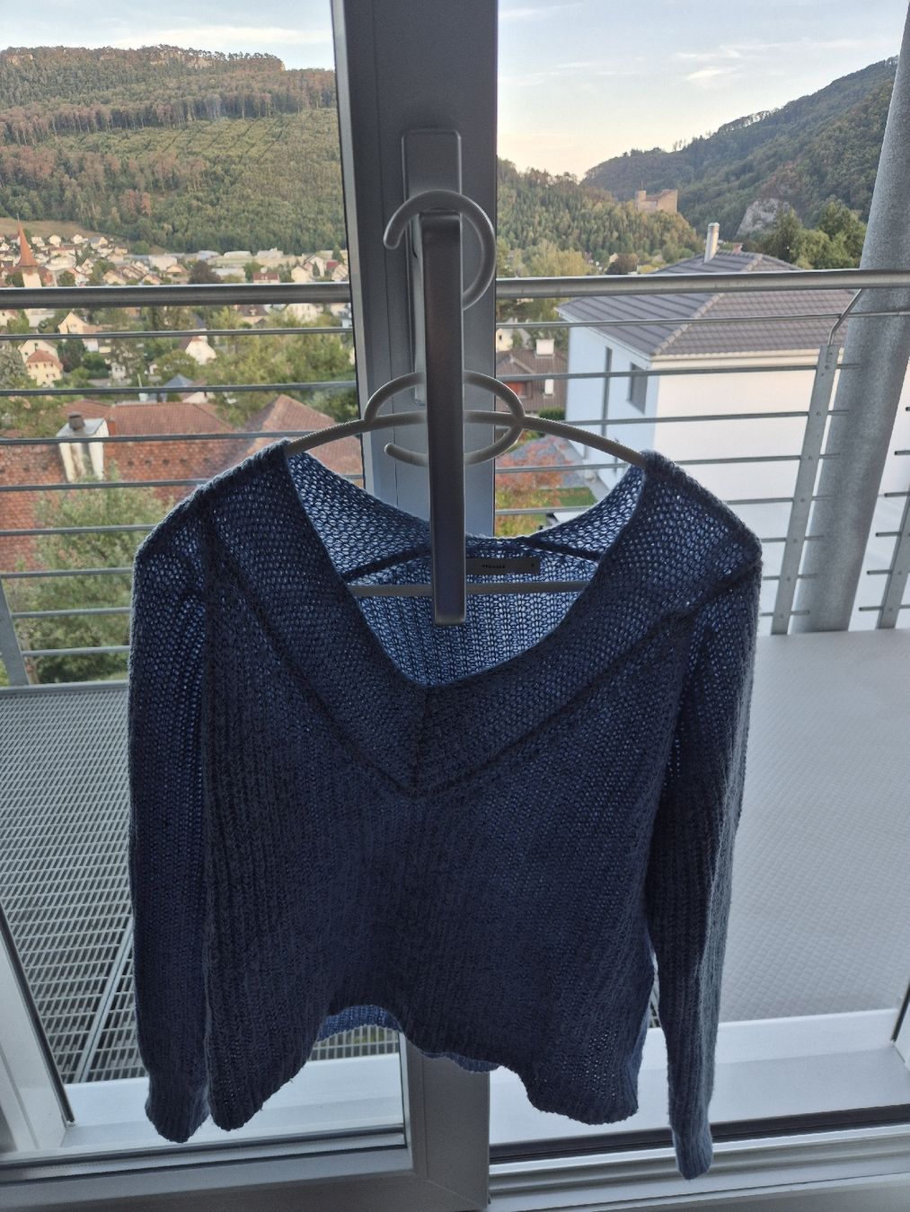 Lots de vêtements: 2 Damen Pullover Dunkelblau und schwarz/beige  – Neuf (Voir description) à Balsthal par sarahlena299 1