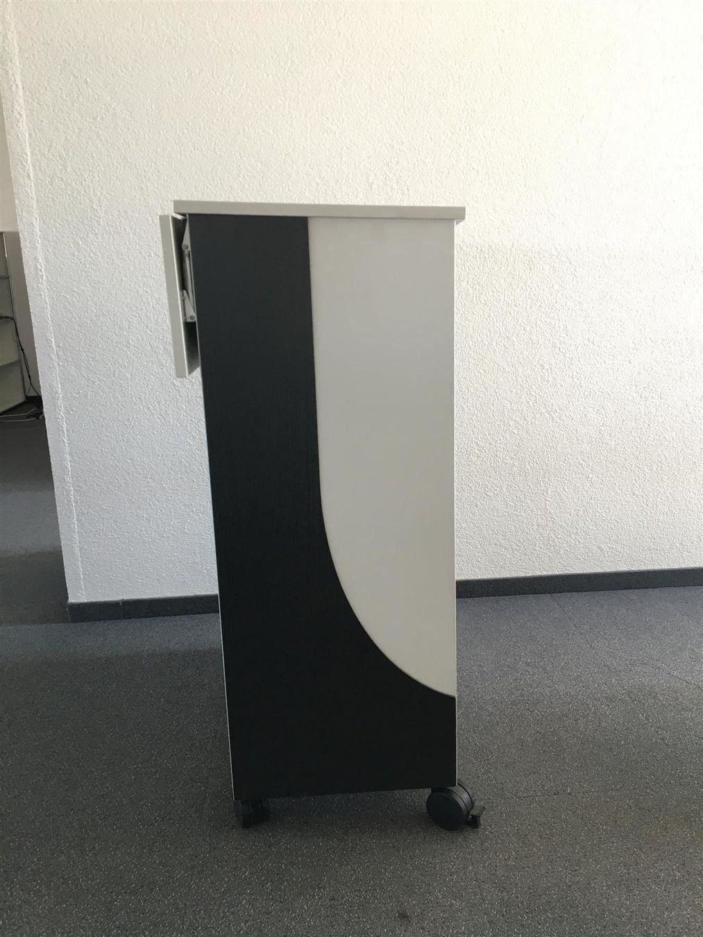 Korpus: Fahrbares Stehpult von ZKD – Gebraucht aus St. Margarethen TG von Mac-PC 2