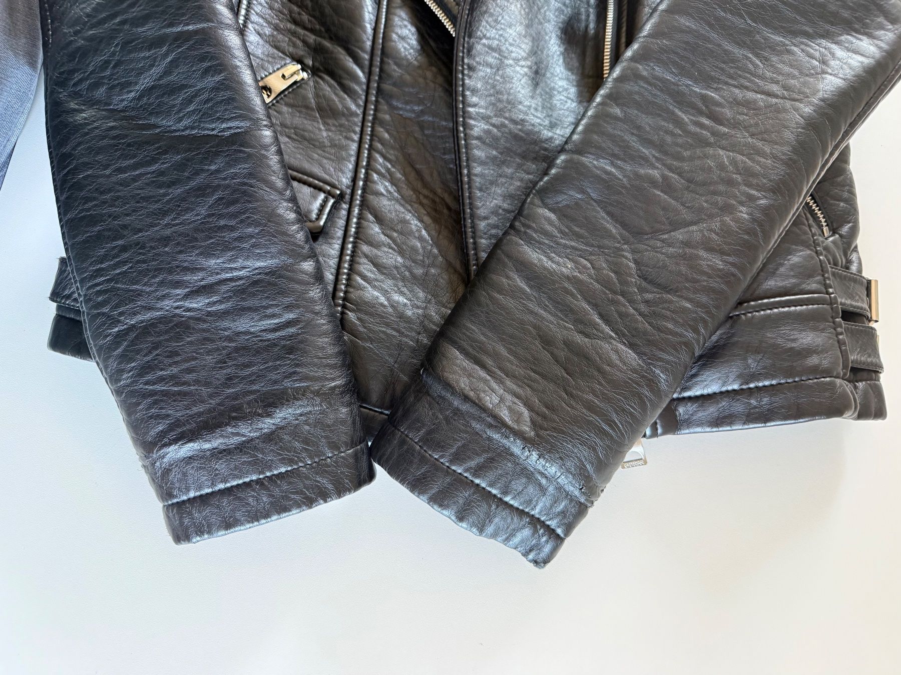 Guess Giacche: Guess Lederjacke Schwarz mit Fellkragen, Grösse M – Usato da Altendorf venduto da Elenaneagu22 4