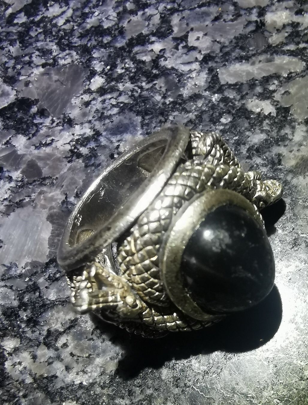 Anelli: Ring Silber mit schwarzem Saphir und Schlangen. – Usato da Steffisburg venduto da kk4711