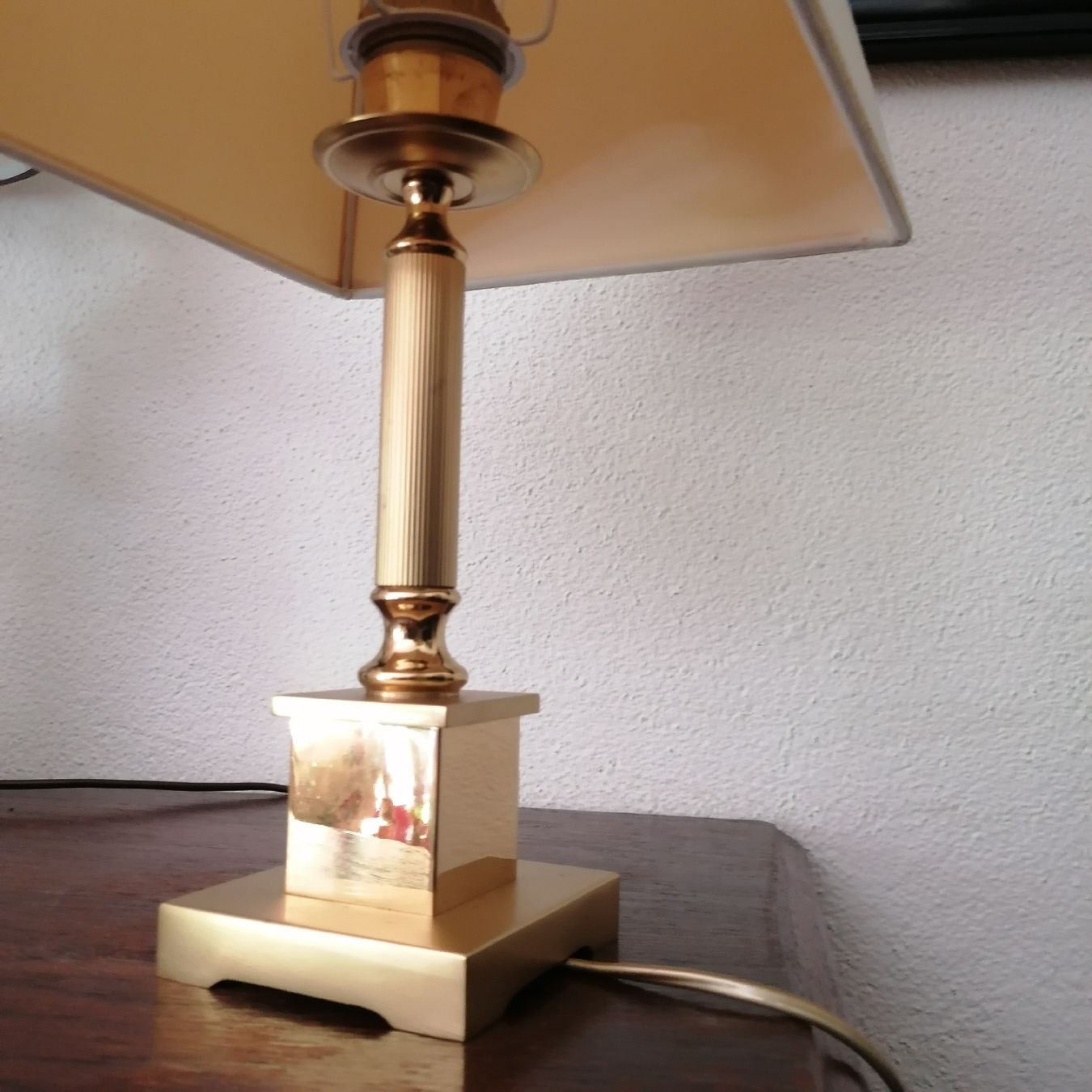 Lampade: Lampada da tavolo in ottone dorato. – Nuovo (secondo la descrizione) da Mendrisio venduto da Accamuta 1