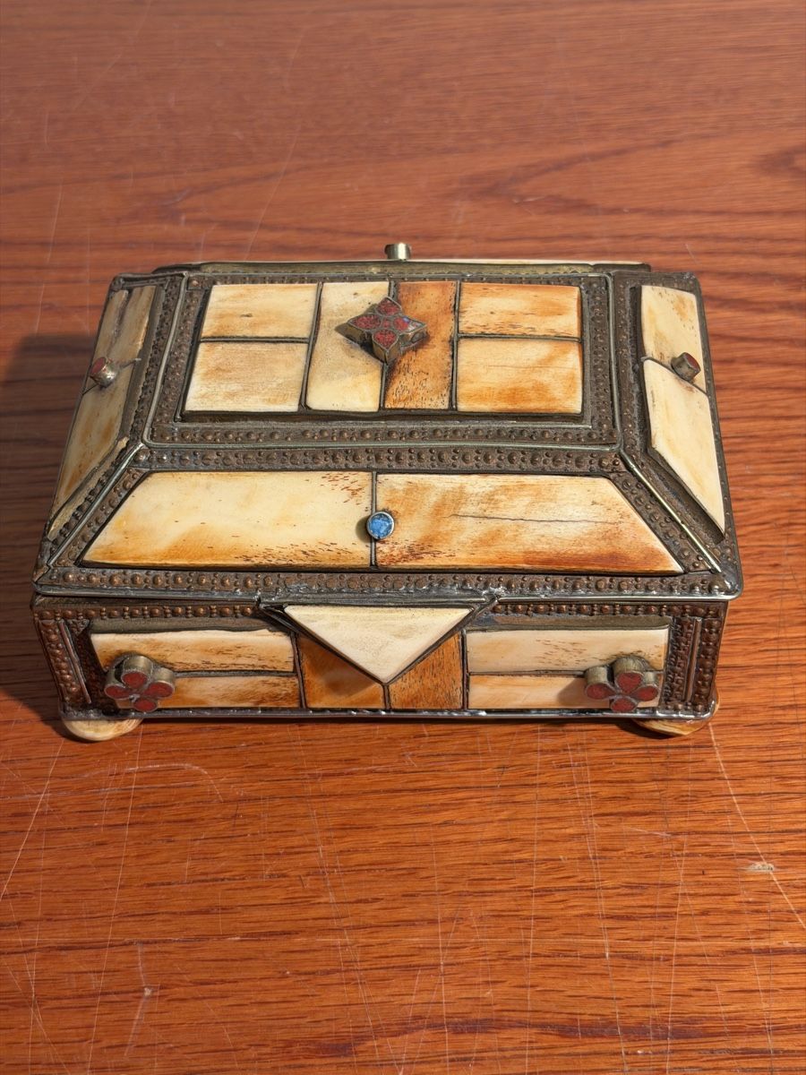 Cassapanche: Vintage Bone Inlay Box Decorative Item Morrocan – Usato da Lausanne venduto da vas_mbk2 4