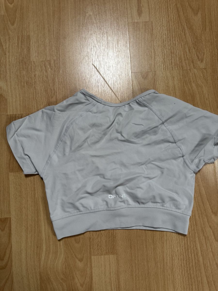 DFYNE Tops: Dfyne Sport Crop Top kurzarm hellgrau – Gebraucht aus BERN von mar_rz79 1