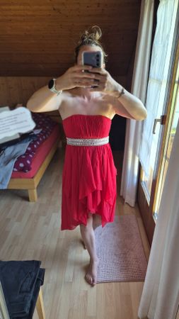 Rotes Cocktailkleid mit Paillettengürtel in silber