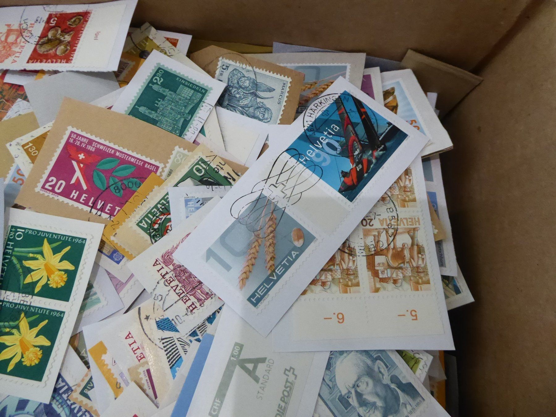 Tutti i francobolli: Interessanter Posten Schweiz auf Papier – Usato da Rothrist venduto da swisstools 1