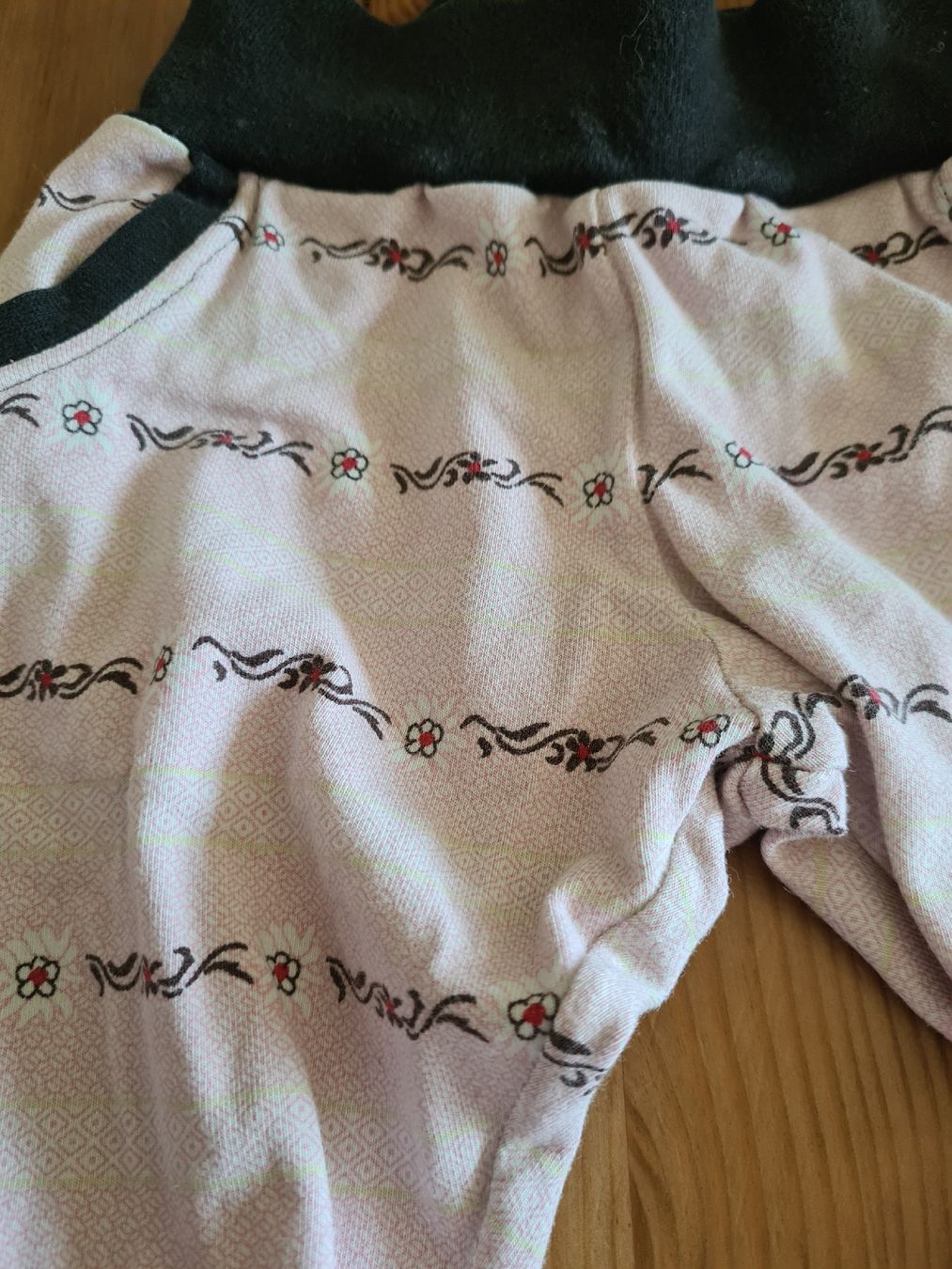 Pantaloni: Hose Grösse 62/68 hellrosa mit Blumenmuster – Usato da Horw venduto da Mirii91 1