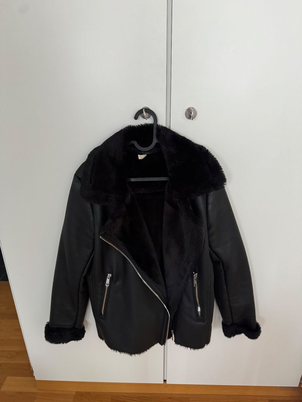 Mango Vestes: schwarze Jacke mit Kunstfell – D'occasion à Rüfenacht BE par NE_