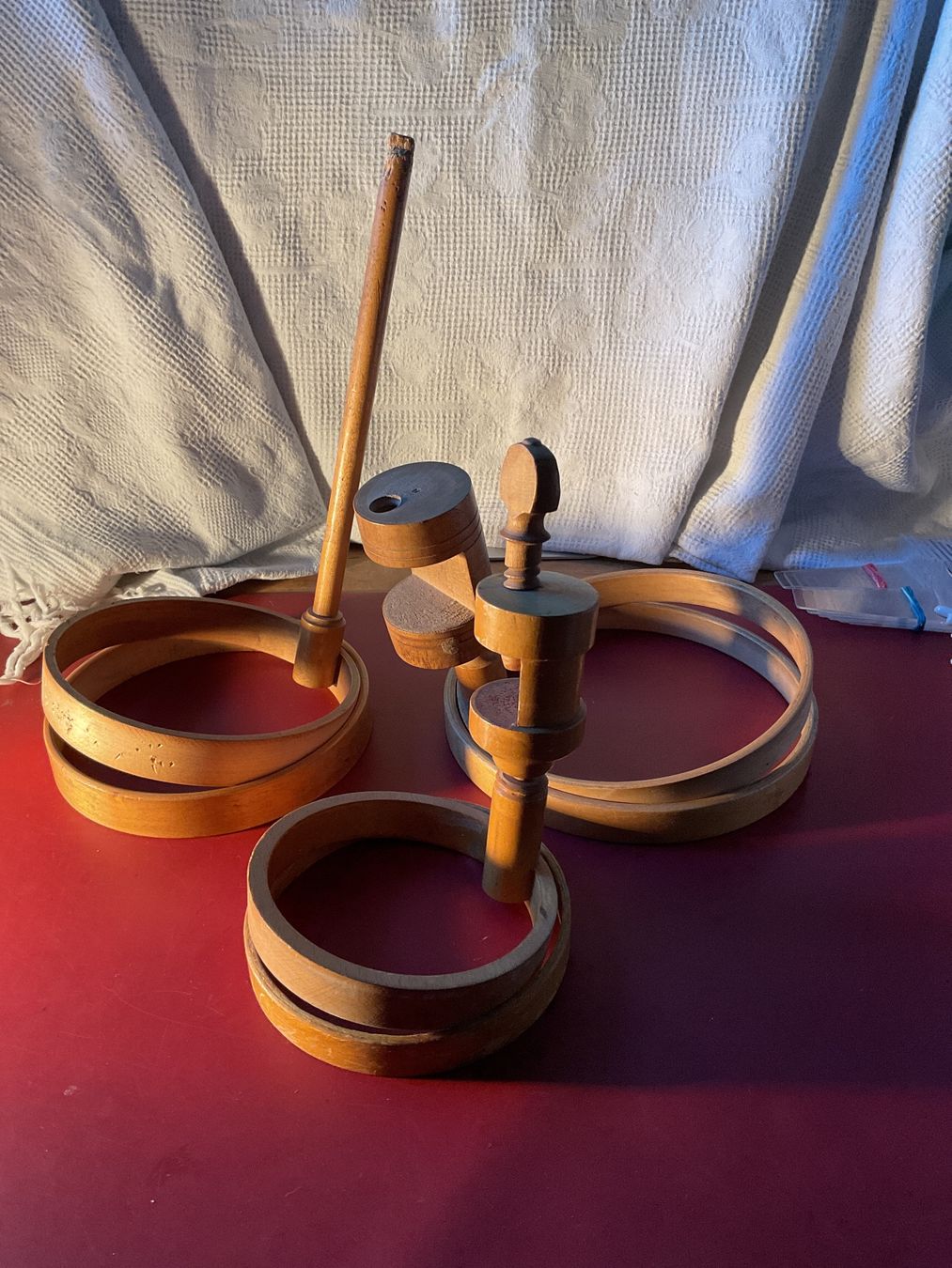 Cerchi da ricamo: 3 Stickrahmen, Holz, 2 ohne Halterung – Usato da Tecknau venduto da Gluschtikum