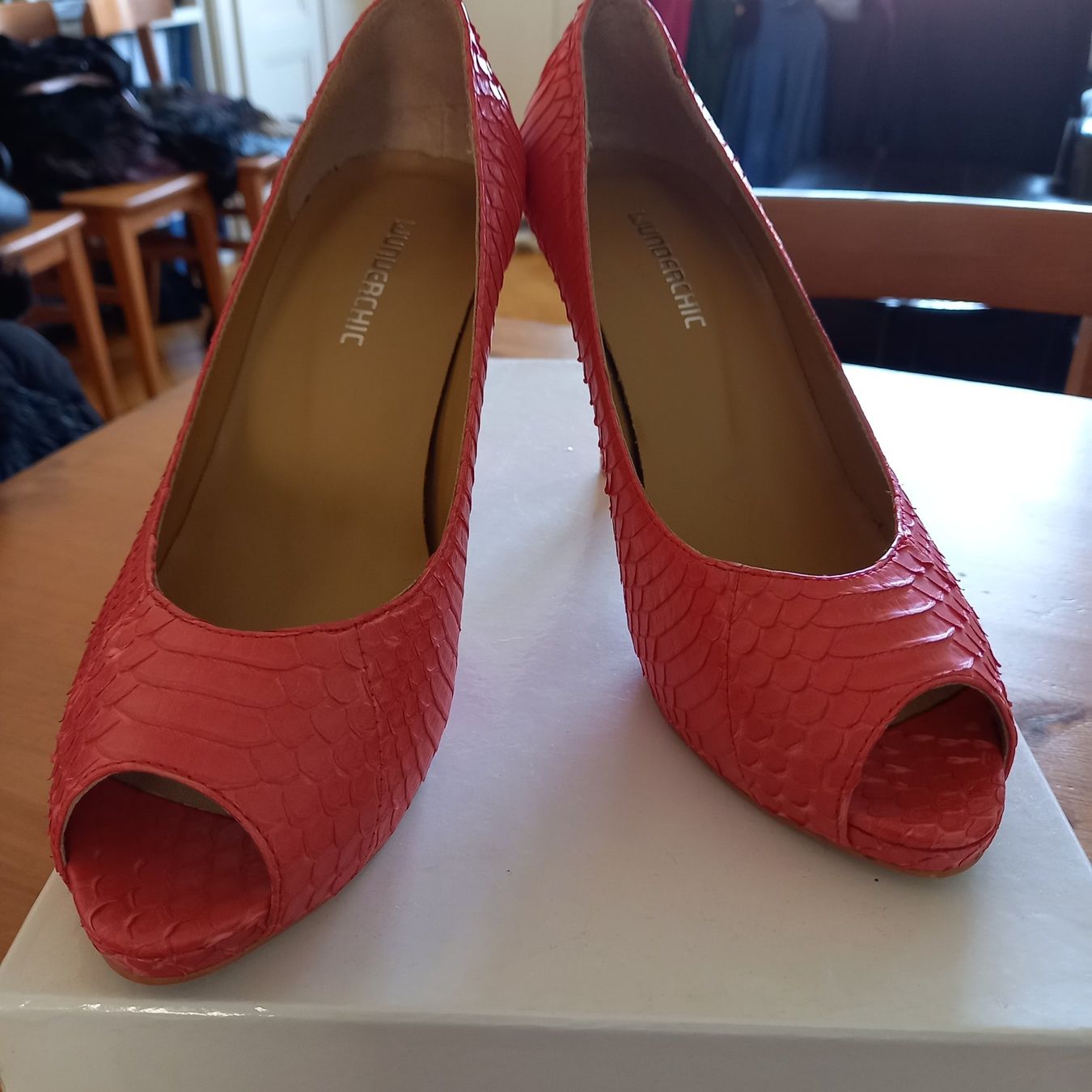 Scarpe da donna: Escarpins ouverts rouges type crocodile t. 37 – Nuovo e nell'imballaggio originale da Genève venduto da elo_t28p