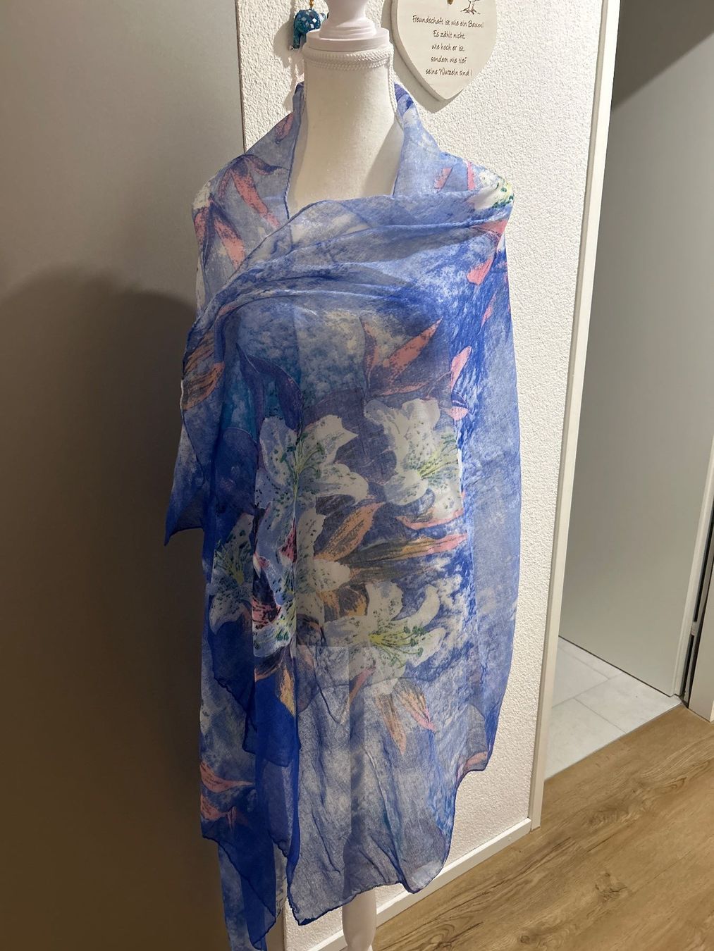 Foulard & Sciarpe: Foulard blau mit Blumenmuster  180/90 cm – Usato da Brunnen venduto da Nala2929 2
