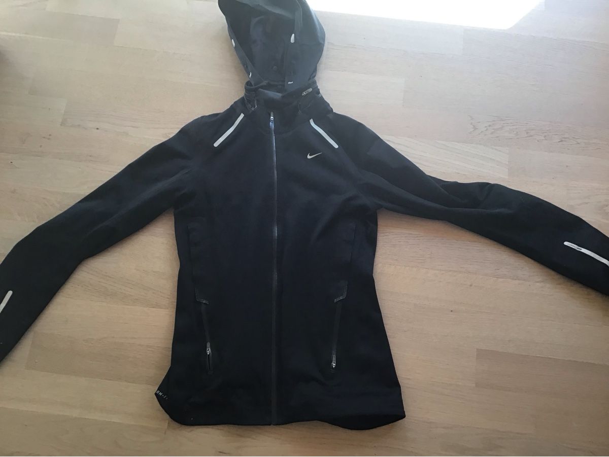 Nike Jacken: NIKE Softshelljacke Gr. S schwarz top! – Gebraucht aus Küsnacht ZH von sehnsucht01