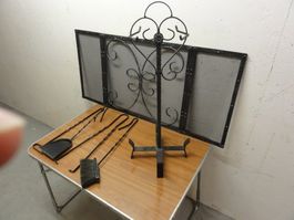 Praxistaugliches Kaminbesteck mit Funkenschutzgitter