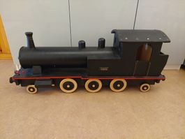 Selbstgemachte Holz-Spielzeuglokomotive. Stabil und fahrbar.