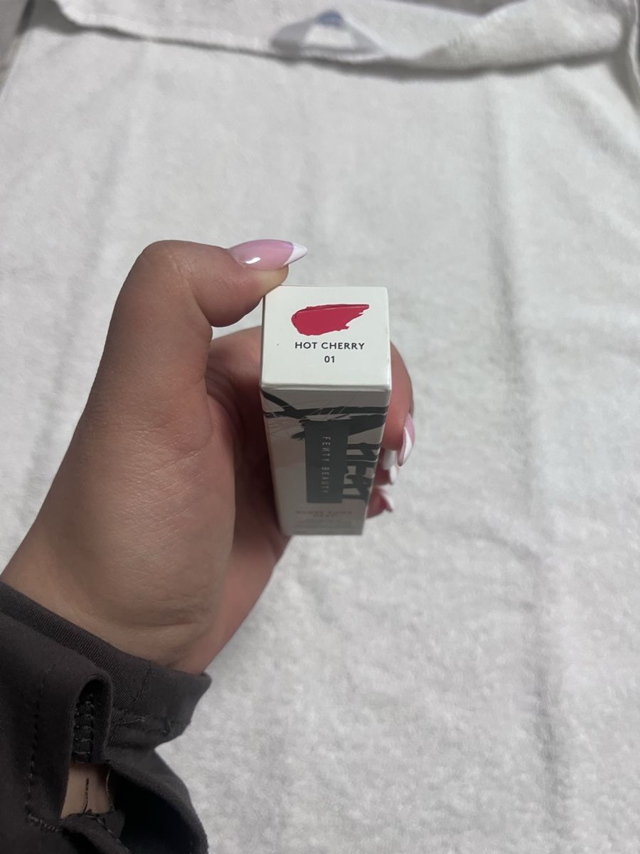 Make-up: Fenty Lipgloss Hot Cherry Plumping – Nuovo e nell'imballaggio originale da Bülach venduto da maj_k9hl