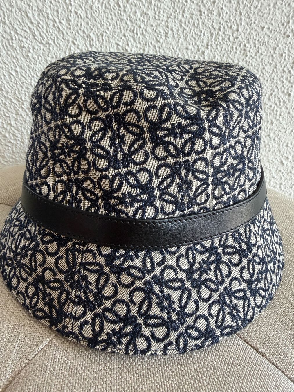Loewe Copricapi, berretti & cappellini: Loewe Bucket Hat Damen 57cm – Usato da Wädenswil venduto da Alice_style 5
