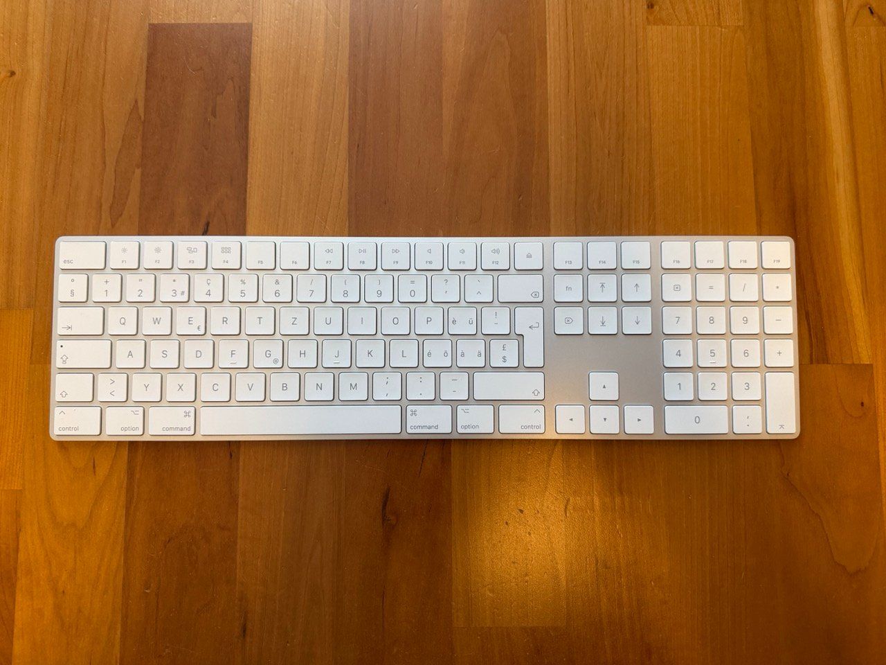 Apple Tastaturen: Apple Magic Keyboard mit Ziffernblock, Schweizer Layout – Gebraucht aus Schöftland von Top10 1
