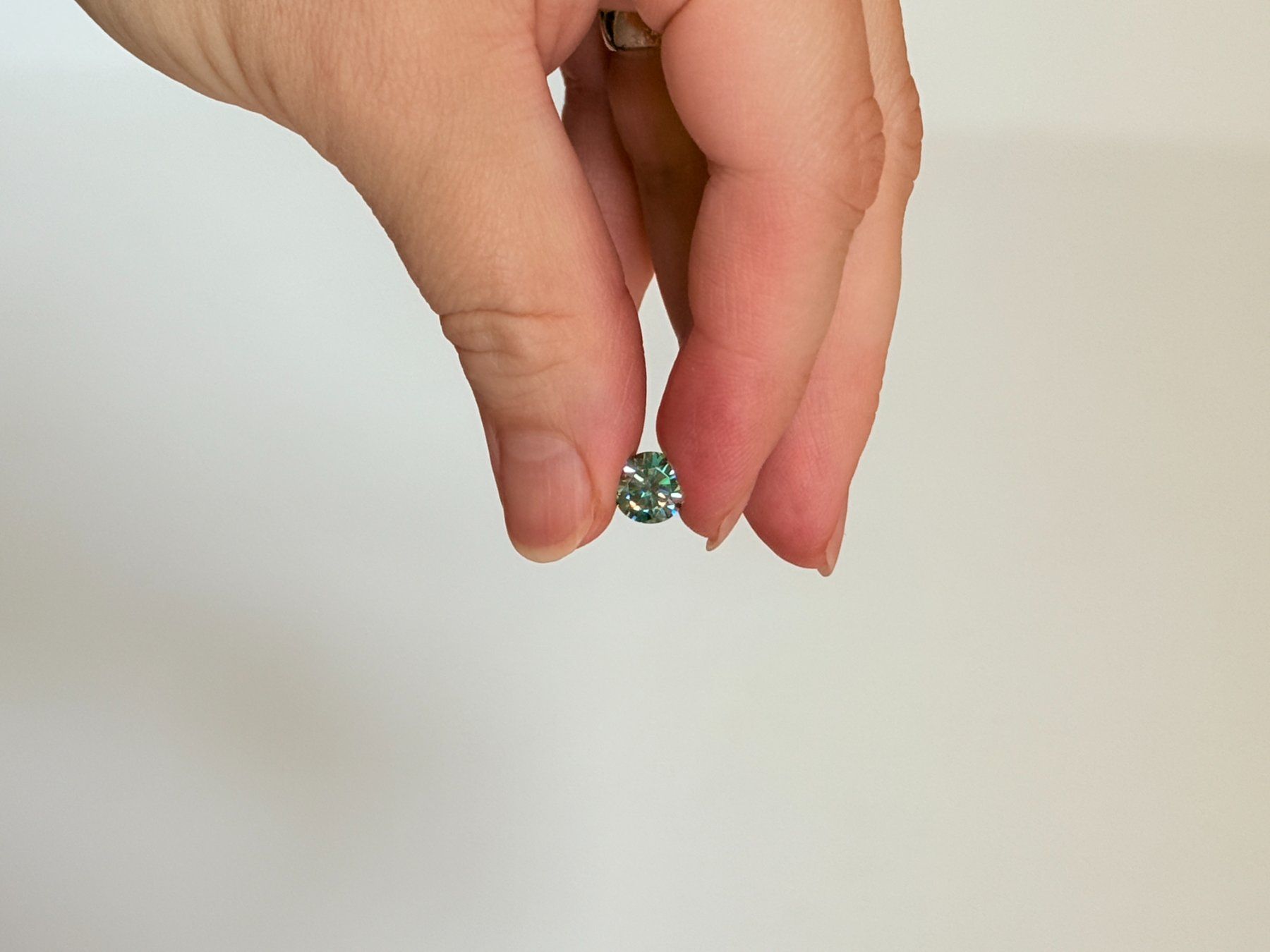 Minerali & Pietre curative: 8mm 2 carats 1 pc Moissanite green – Nuovo e nell'imballaggio originale da Genève venduto da AWWA 4