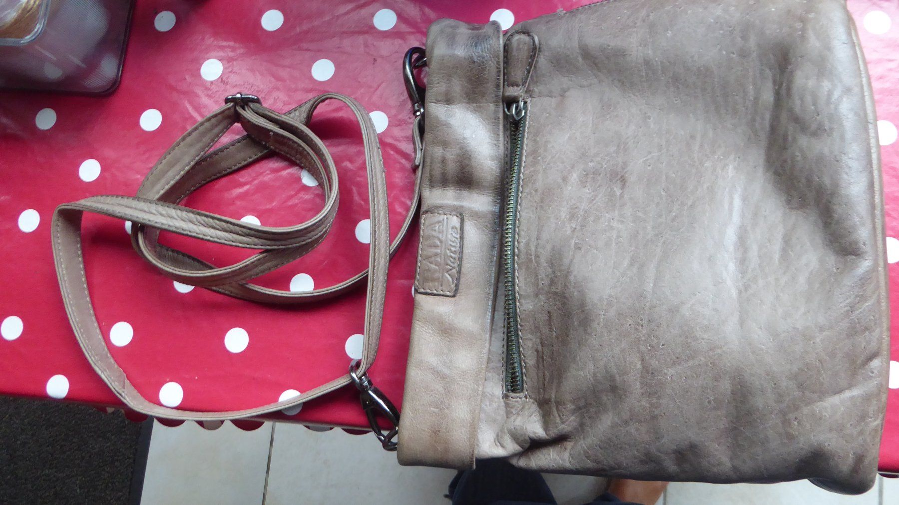 Taschen für Damen: Kleinere Leder Handtasche RADA NATURE – Gebraucht aus Sargans von Benziner 1