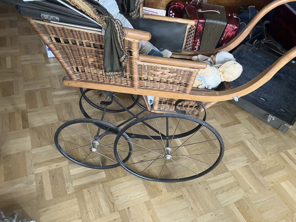 Carrozzine per bambole: Ancienne poussette antiquités – Usato da Fribourg venduto da Birchler.christian 1