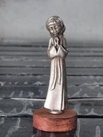 Religiöse Figur des Mädchens im Gebet