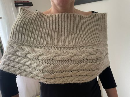 Strick Schal / kurzer Poncho in beige