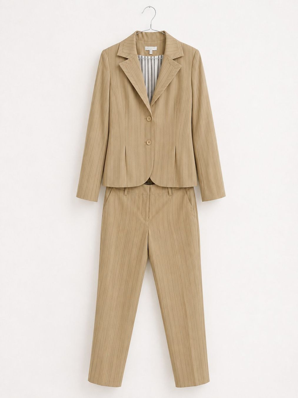 Lotti di vestiti: Ensemble tailleur beige rayé veste et pantalon T36 – Usato da Tramelan venduto da starzerg
