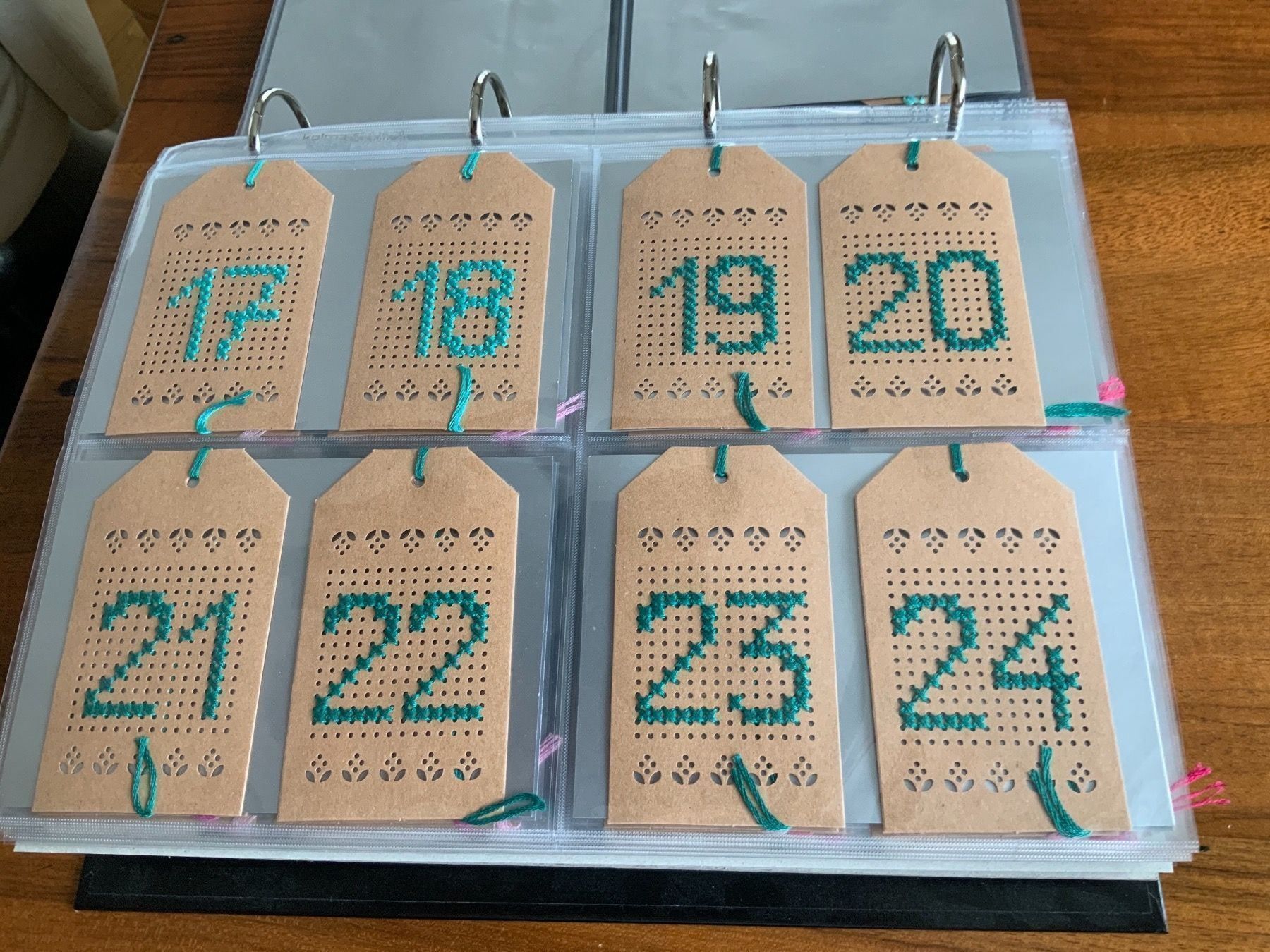 Calendari: ADVENTSKALENDER. VON. HAND. GESTICKT – Nuovo (secondo la descrizione) da Hochdorf venduto da la_nationale 2