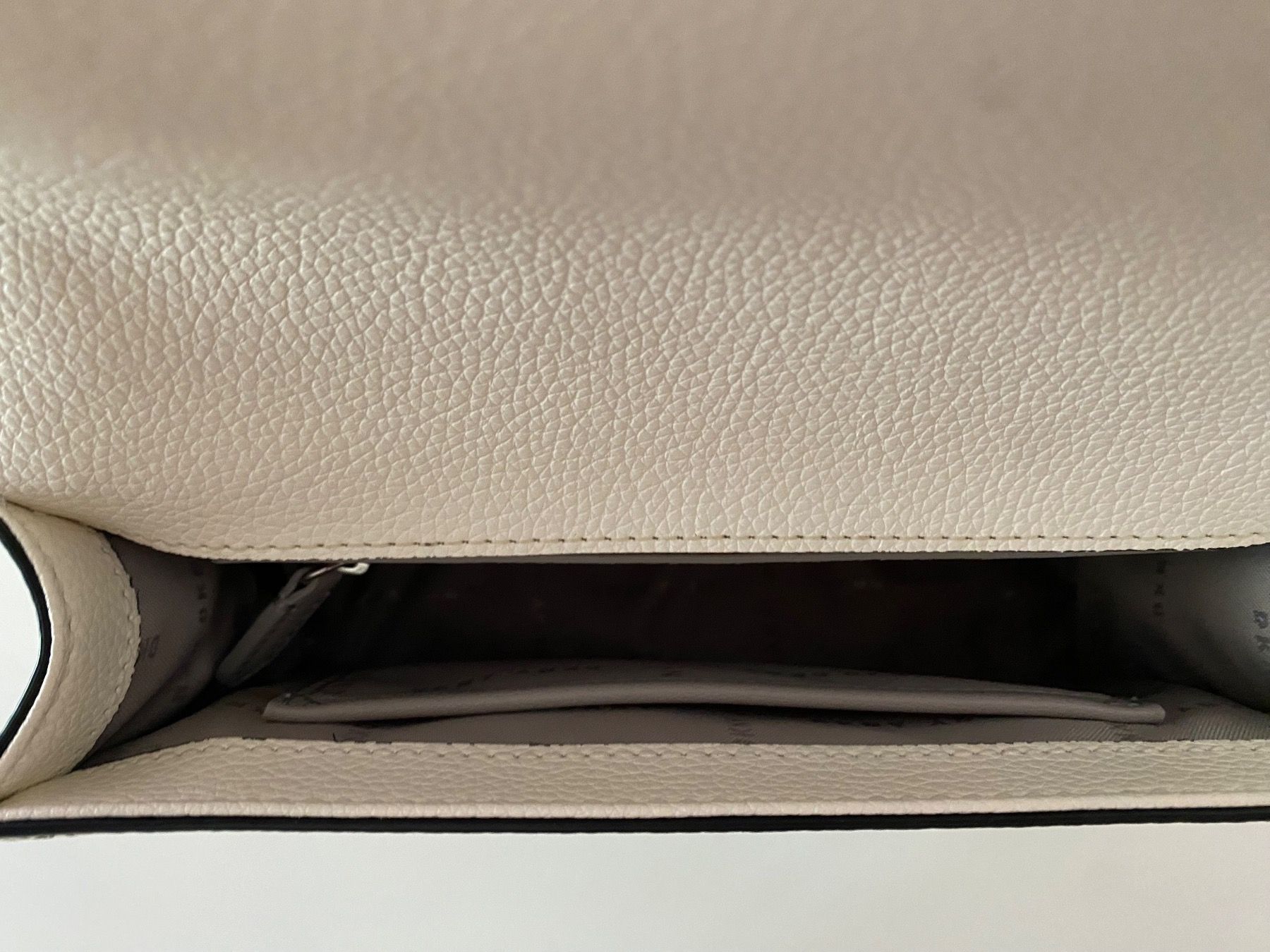 DKNY Taschen für Damen: DKNY ELISSA Umhängetasche – Gebraucht aus Gossau SG von julija_01 6