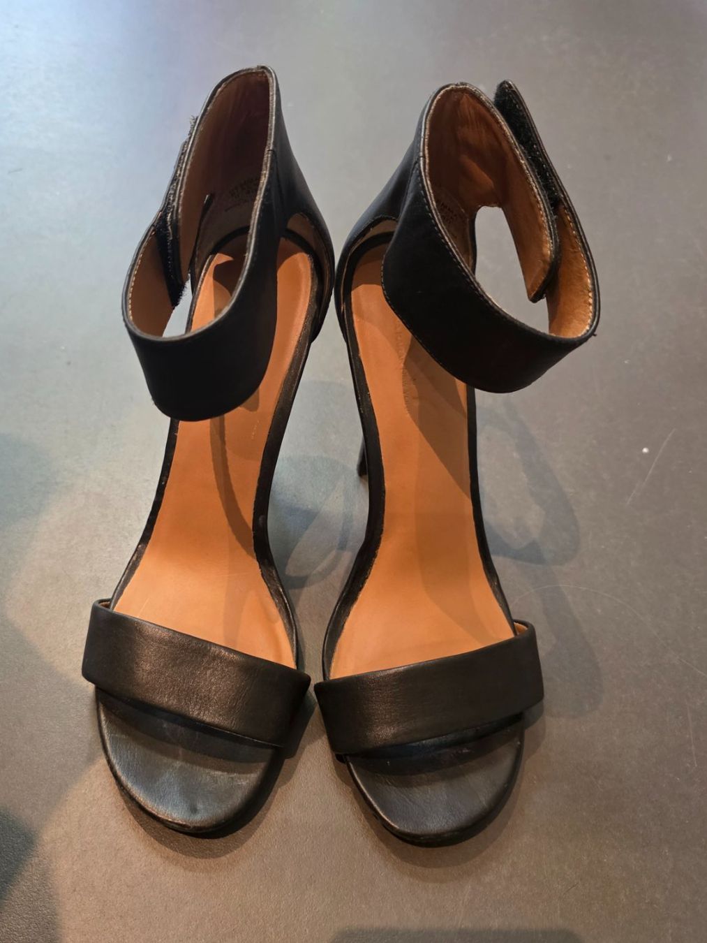 Chaussures femmes: Donna Karan Sandale – D'occasion à Zürich par ANU-AnimalsNeedUs
