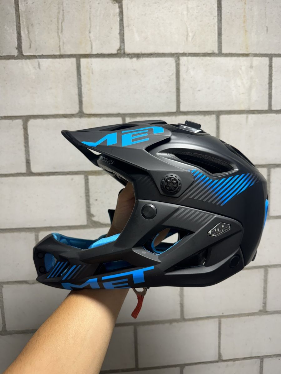 Caschi: MET Parachute Helmet black/blue – Usato da Chur venduto da mau_pmy7 1