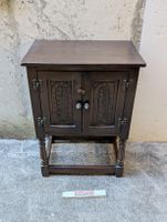 Kleiner Schrank aus Holz mit Schnitzereien, dunkelbraun